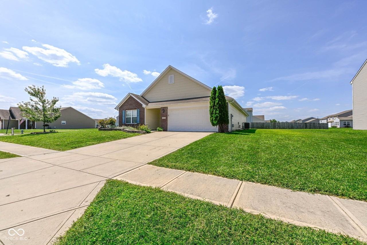 4324 Big Leaf Ln - Photo 2 of 32
