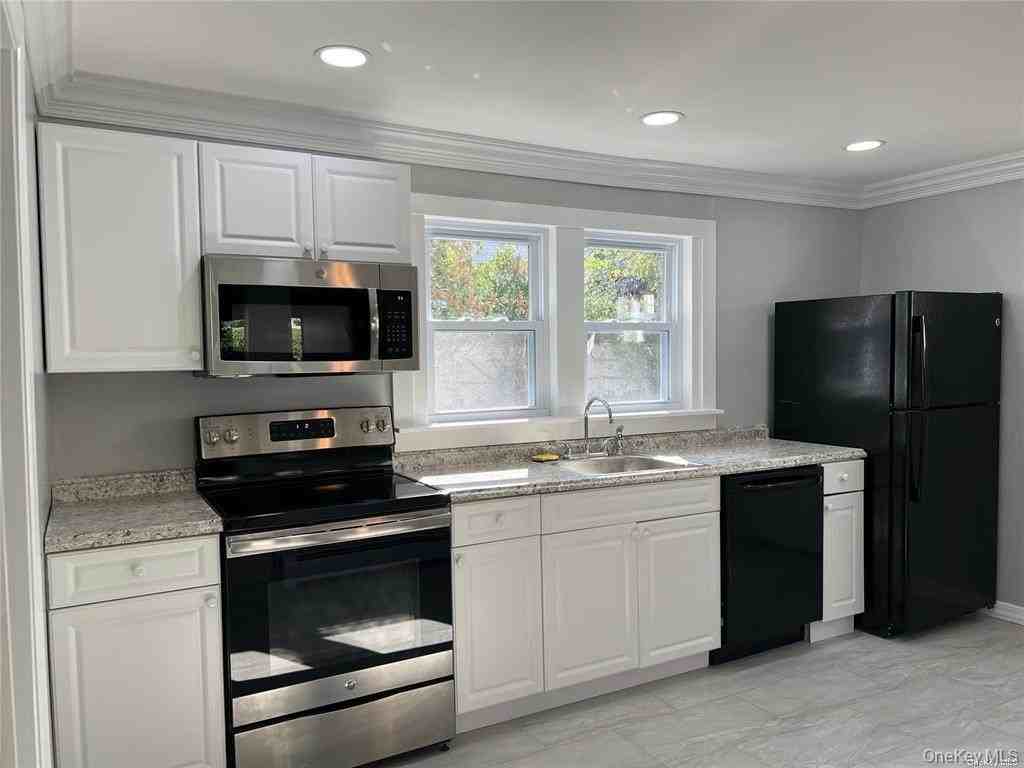 81 Heilman Ave - Photo 3 of 12