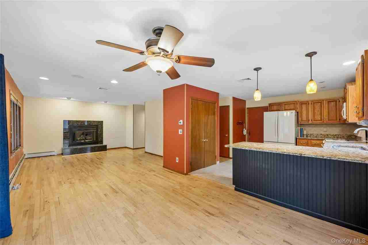 287 Peconic Ter - Photo 3 of 18