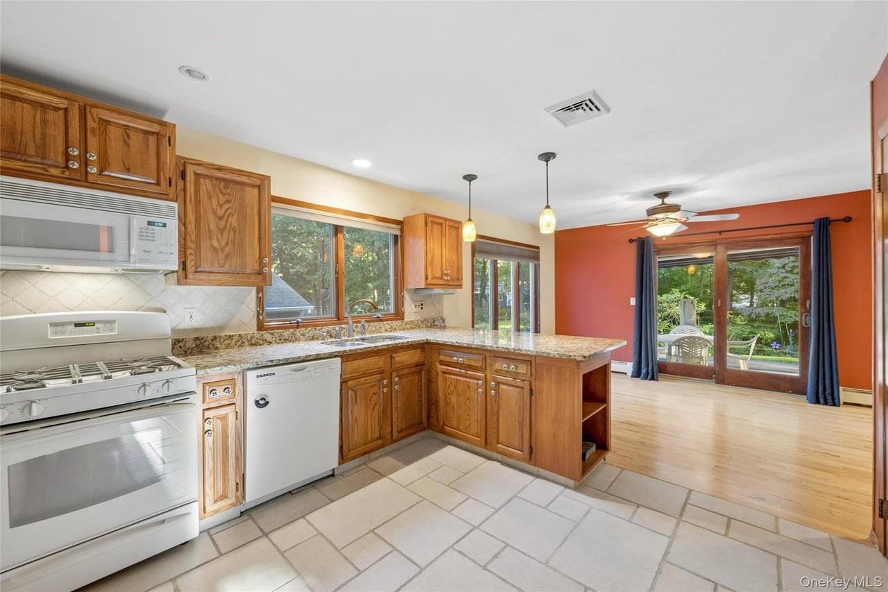 287 Peconic Ter - Photo 4 of 18