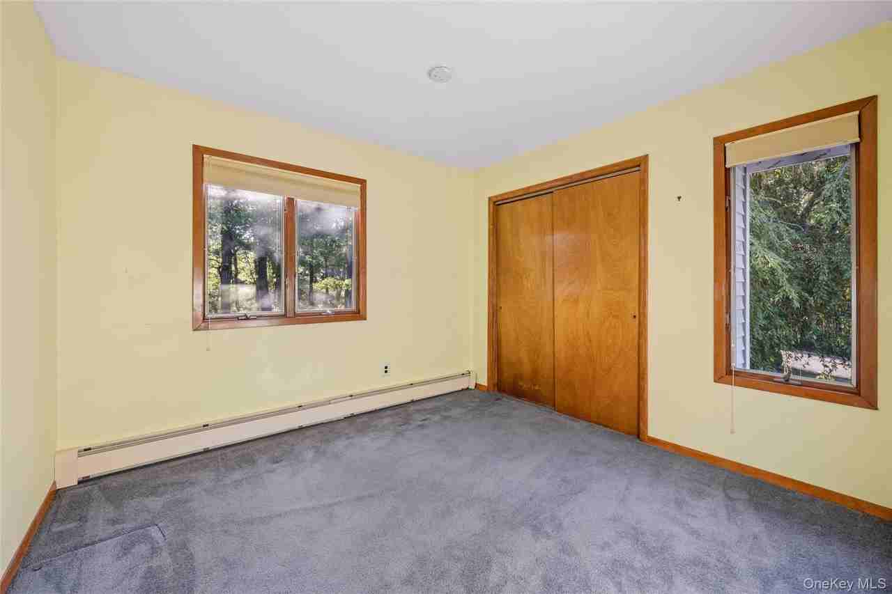 287 Peconic Ter - Photo 6 of 18