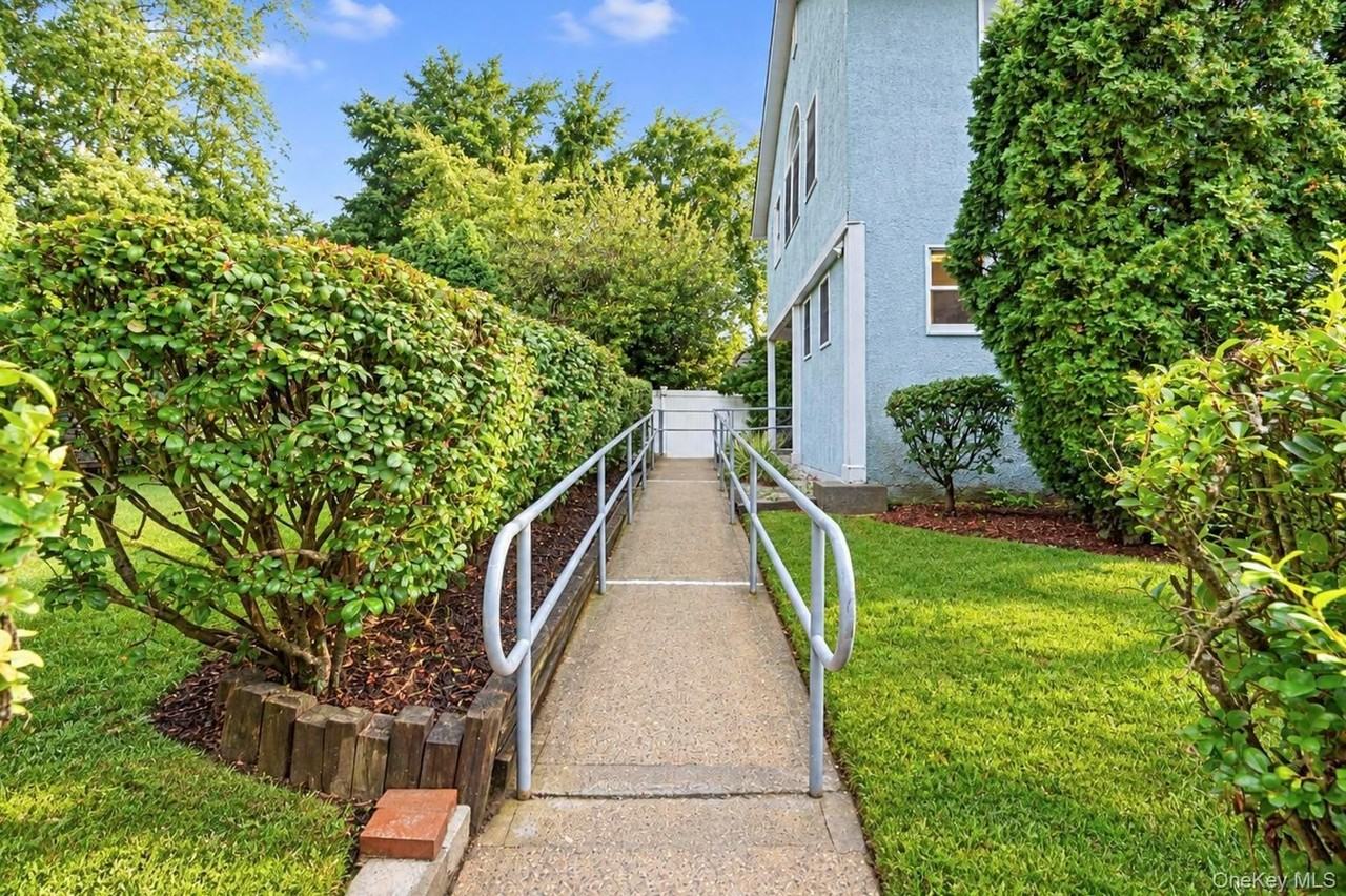 108 Hempstead Ave - Photo 3 of 39
