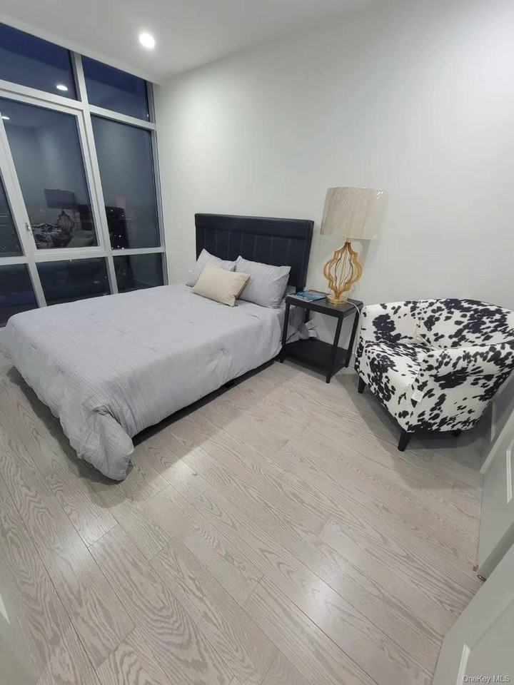 4162 Bowne St #12H - Photo 3 of 6