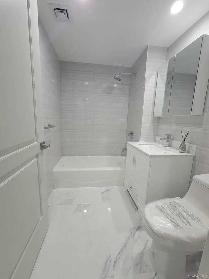 4162 Bowne St #12H - Photo 5 of 6