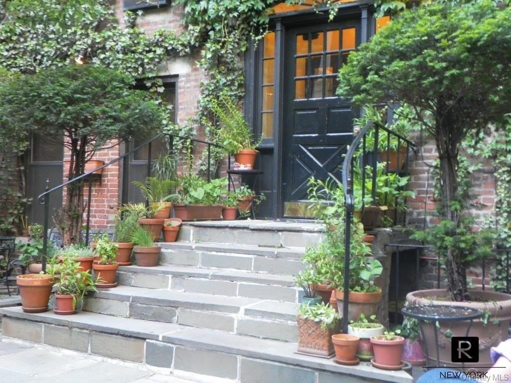 420 W 46th St #C3 - Photo 2 of 8