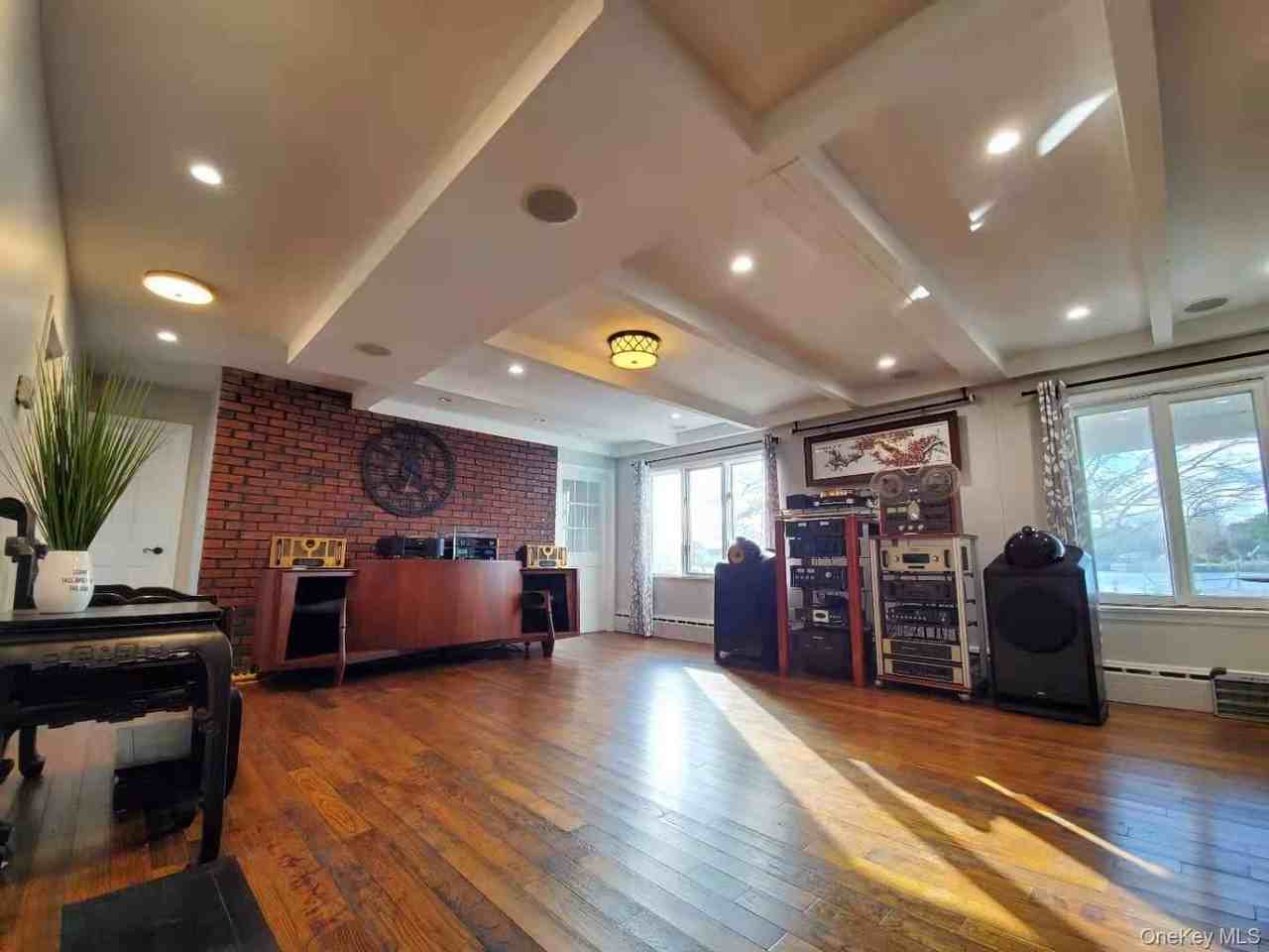 1 Farragut Pl - Photo 6 of 20
