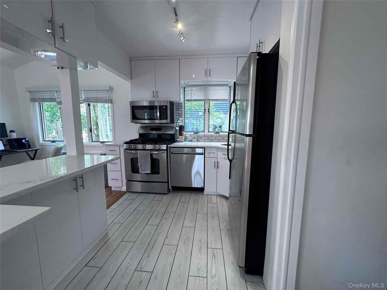 414 E Chester St - Photo 3 of 13