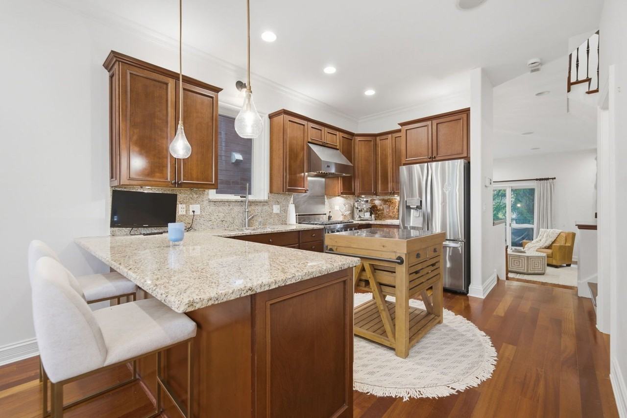 952 N Racine Ave - Photo 5 of 25