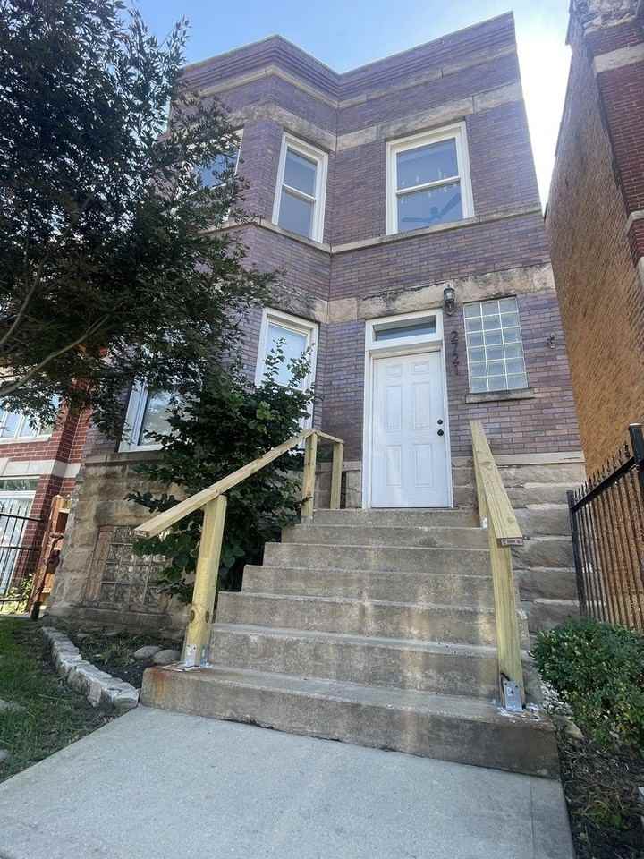 2721 W Polk St #2 - Photo 2 of 13