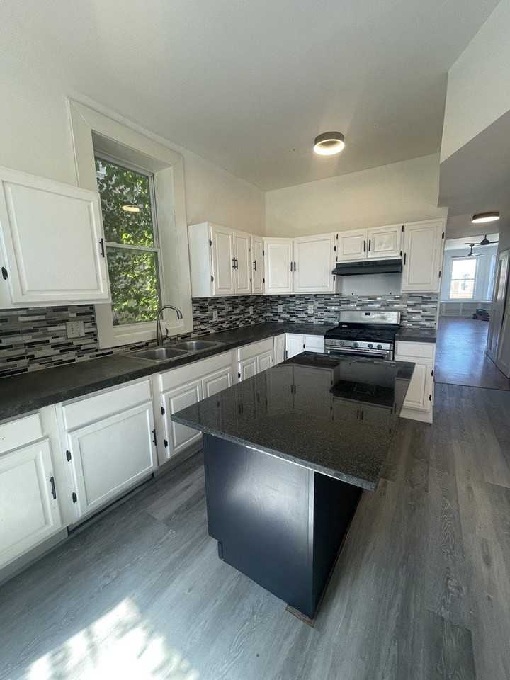 2721 W Polk St #2 - Photo 4 of 13