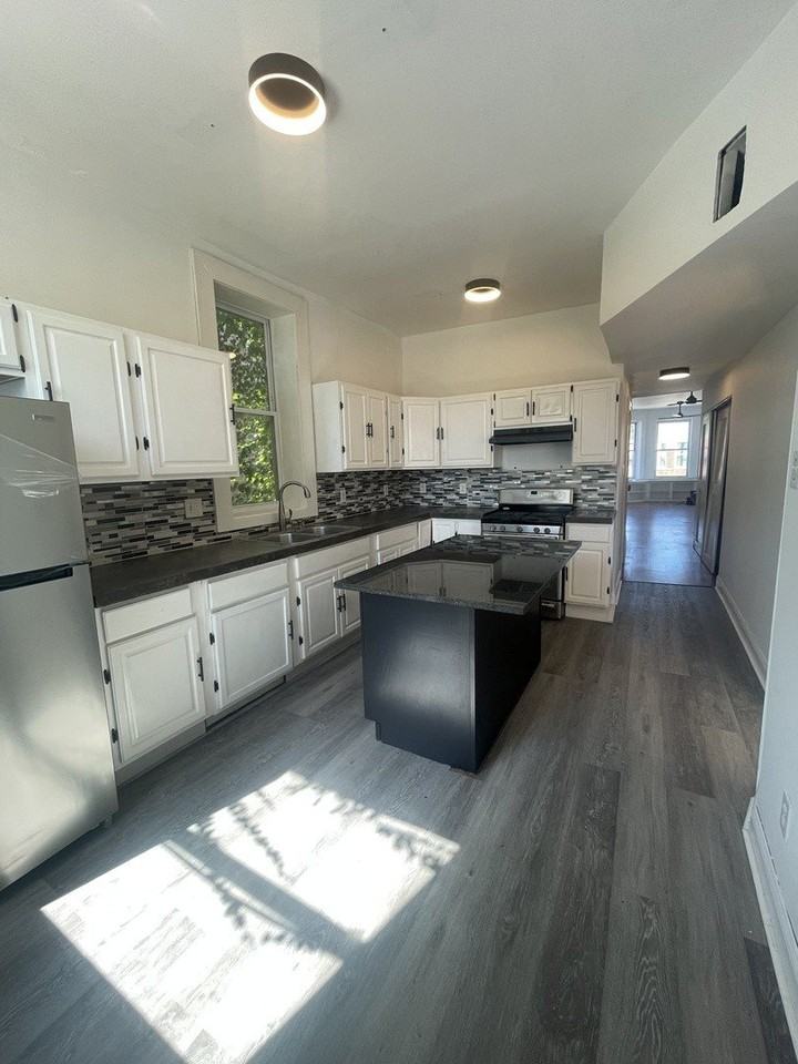 2721 W Polk St #2 - Photo 6 of 13