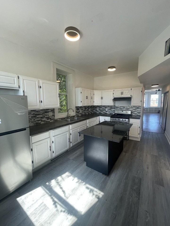 2721 W Polk St #2 - Photo 7 of 13