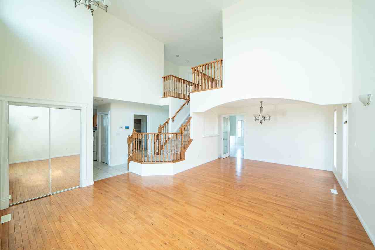 8524 6 Ave Sw - Photo 4 of 28