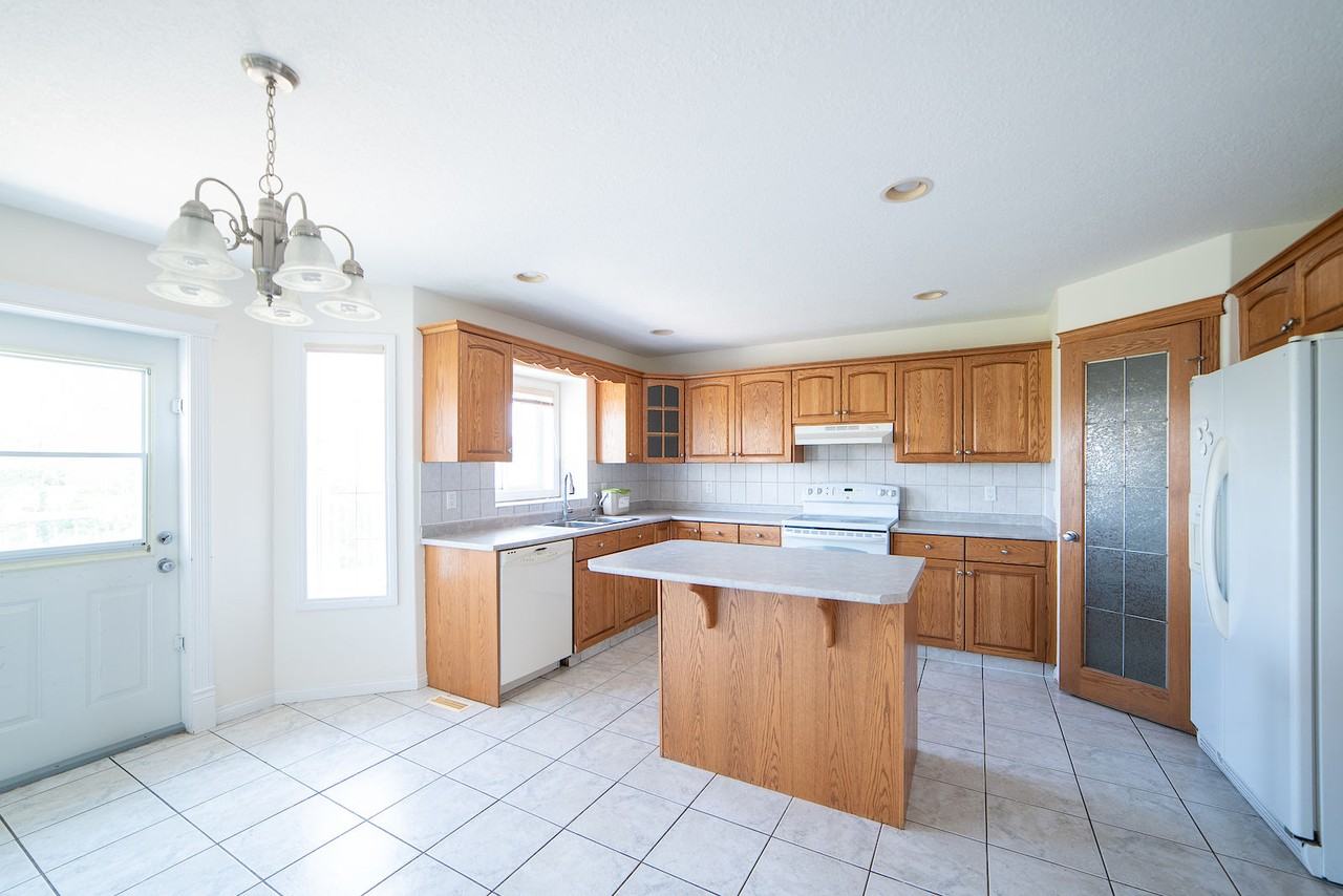 8524 6 Ave Sw - Photo 7 of 28