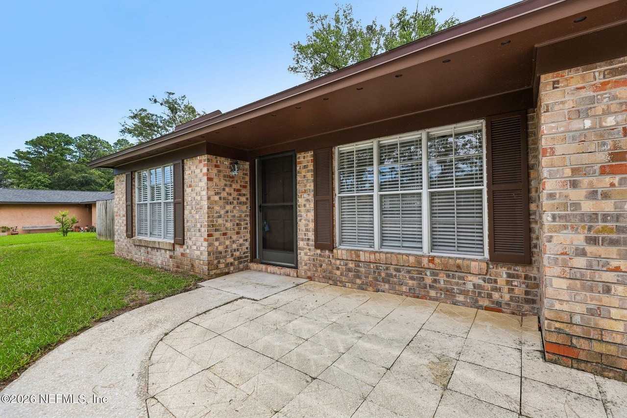 8364 Pointer Dr N - Photo 4 of 36