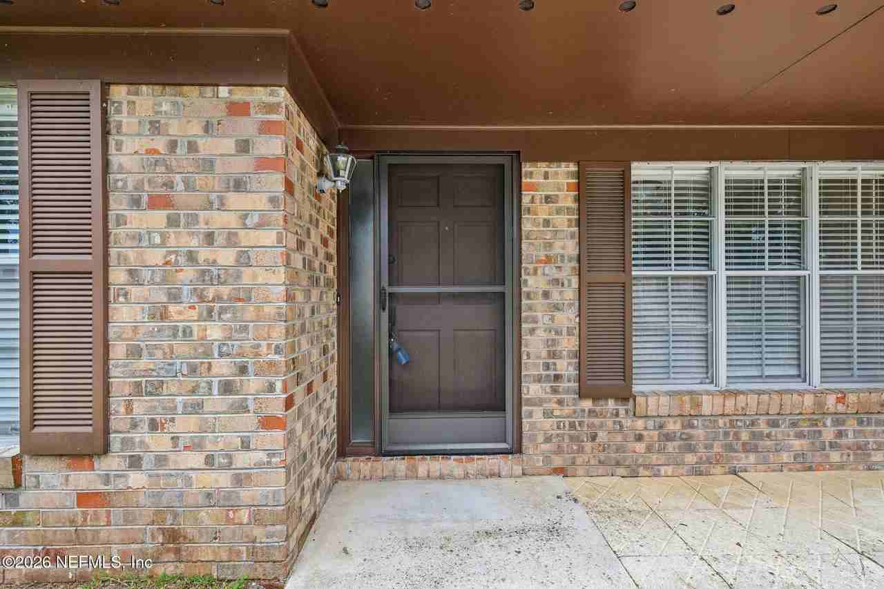 8364 Pointer Dr N - Photo 5 of 36