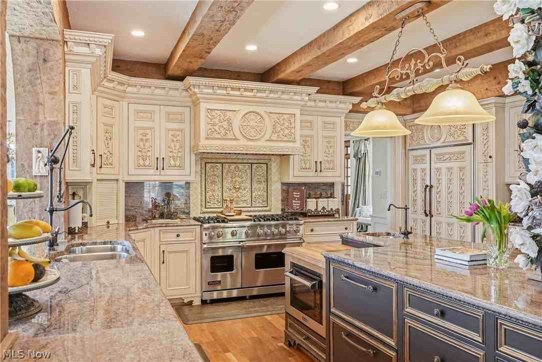 809 Village Trl - Photo 7 of 50