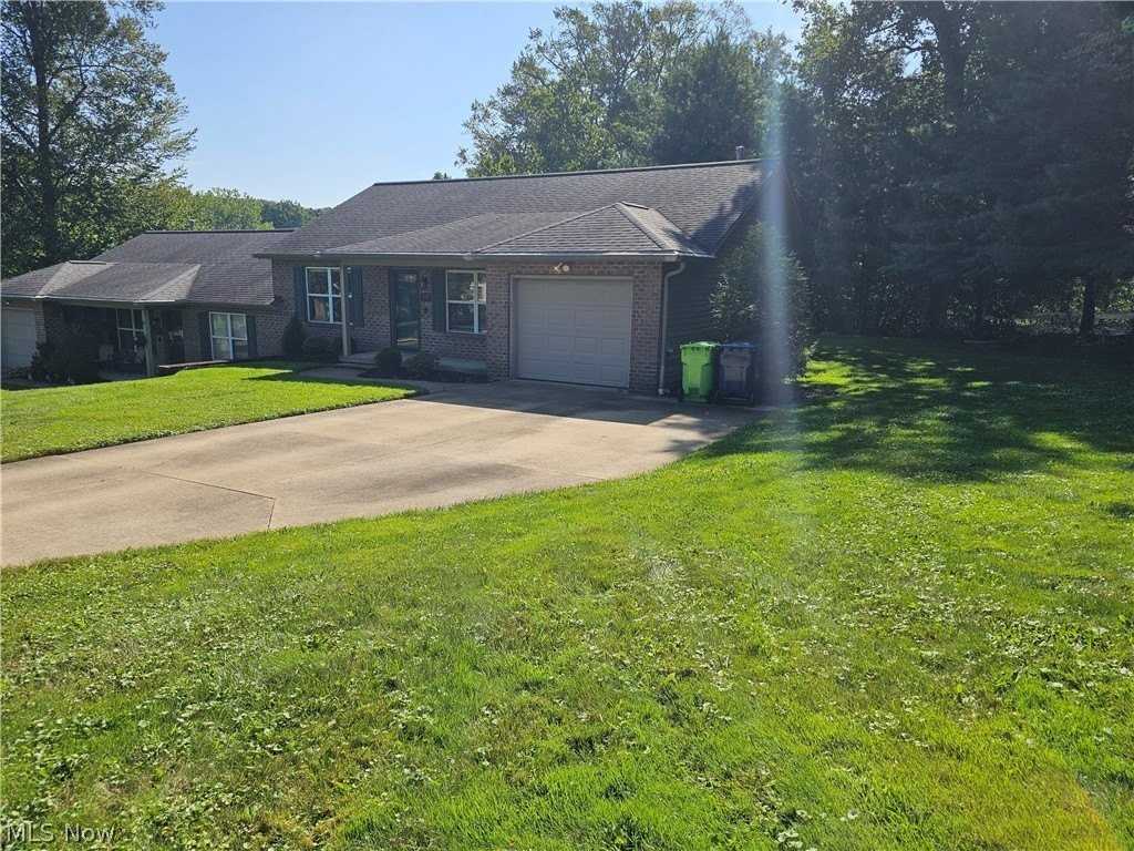 470 Pheasant Run - Photo 3 of 14
