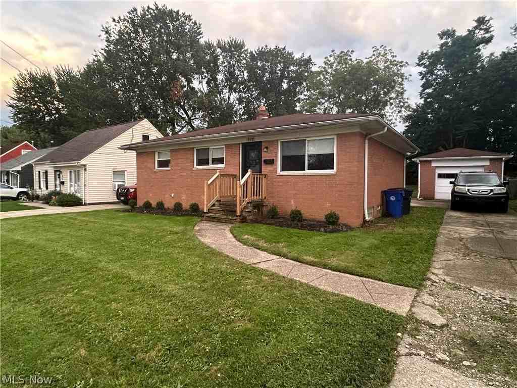 11911 Longmead Ave - Photo 3 of 33