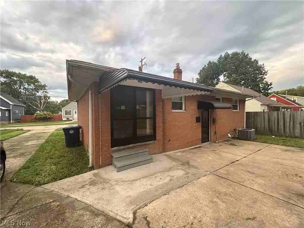11911 Longmead Ave - Photo 4 of 33