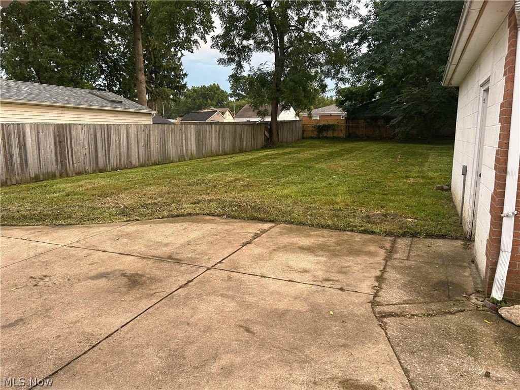 11911 Longmead Ave - Photo 5 of 33