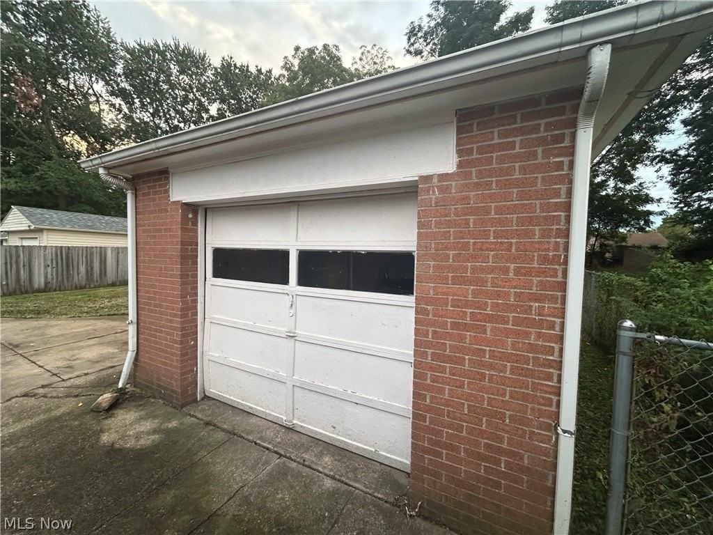 11911 Longmead Ave - Photo 6 of 33