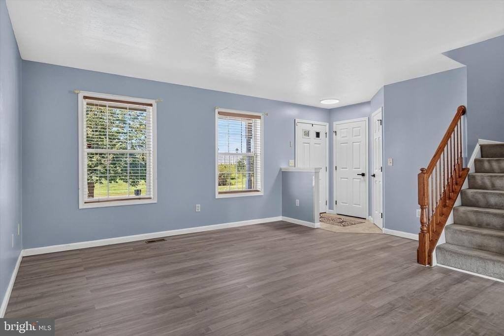 48 Sussex Dr - Photo 5 of 36