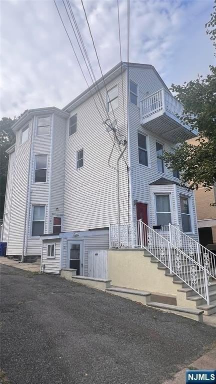 82 Edgewater Pl #1 - Photo 2 of 21
