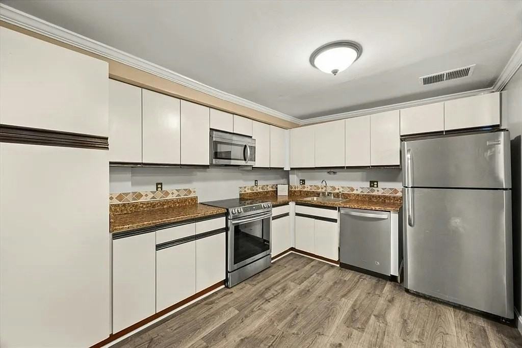 96 Old Colony Avenue - Photo 3 of 8