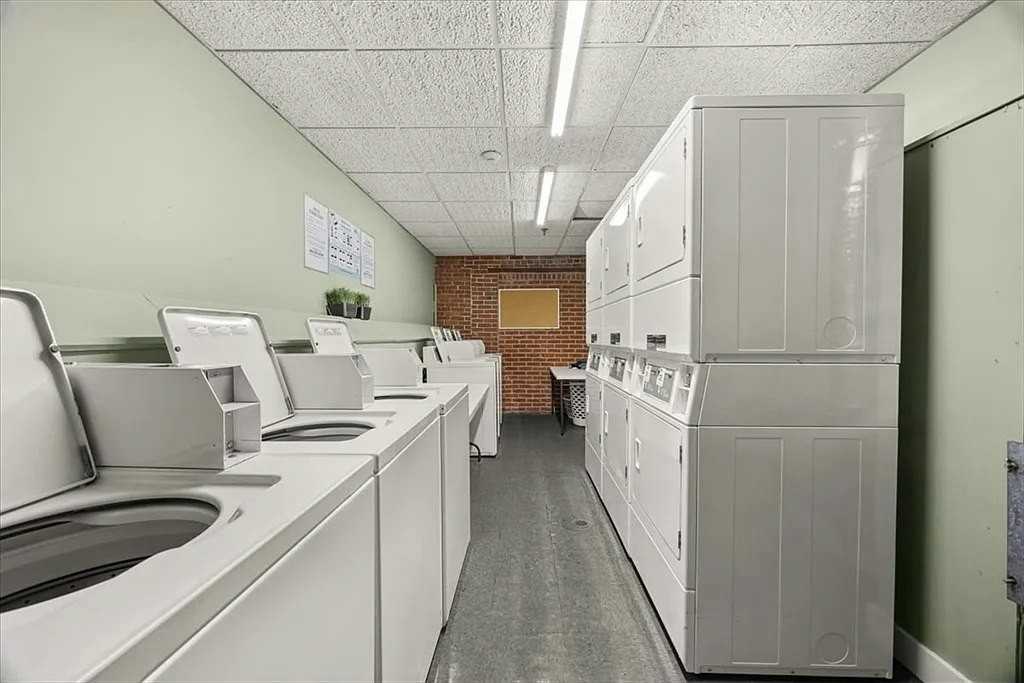96 Old Colony Avenue - Photo 4 of 8