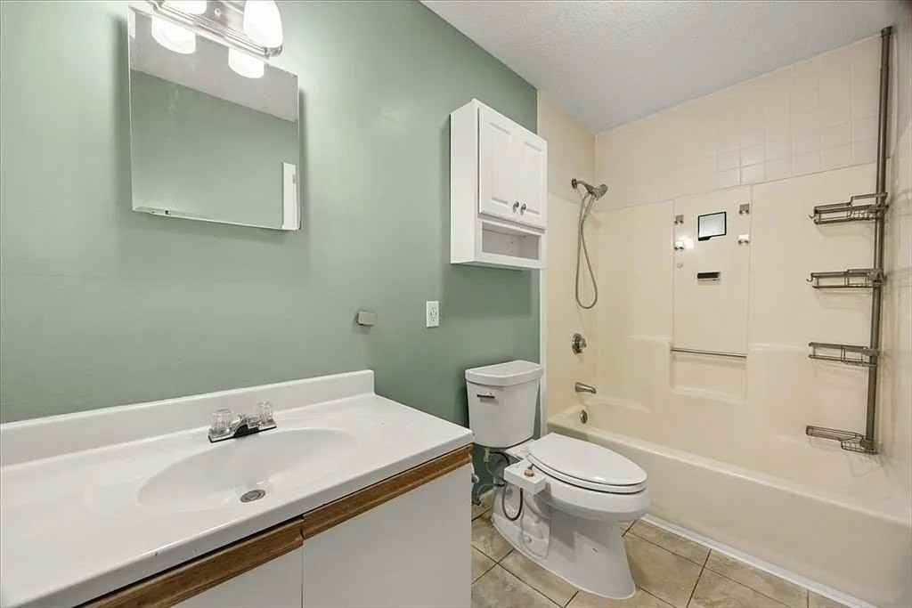 96 Old Colony Avenue - Photo 7 of 8