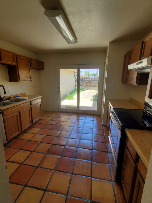 3026 N Houston St - Photo 3 of 9