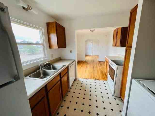 703 E 5th St - Photo 3 of 8