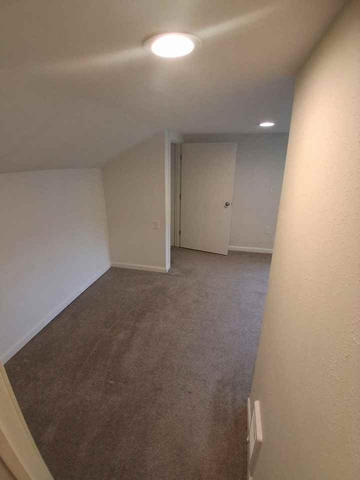 14602 Portland Avenue Southwest, Unit B - Photo 5 of 13