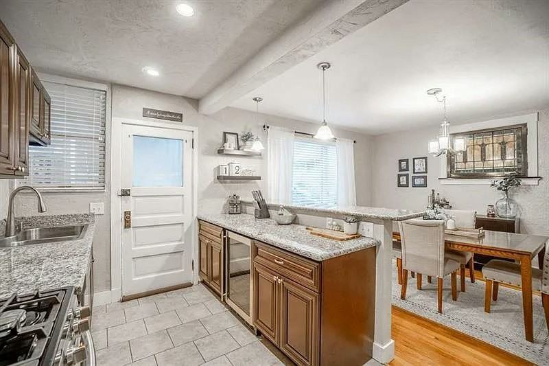 4200 Geneva Street - Photo 5 of 17