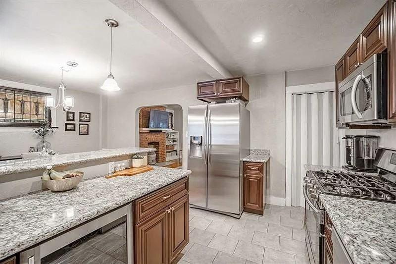 4200 Geneva Street - Photo 7 of 17