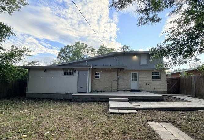 4925 Lubbock Ave - Photo 3 of 13