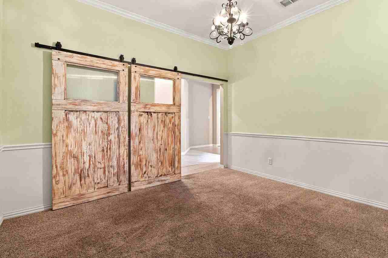 1105 Sunland Ct - Photo 4 of 37