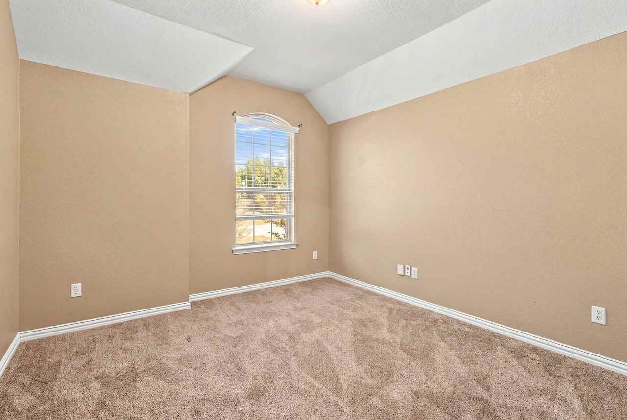 1105 Sunland Ct - Photo 7 of 37