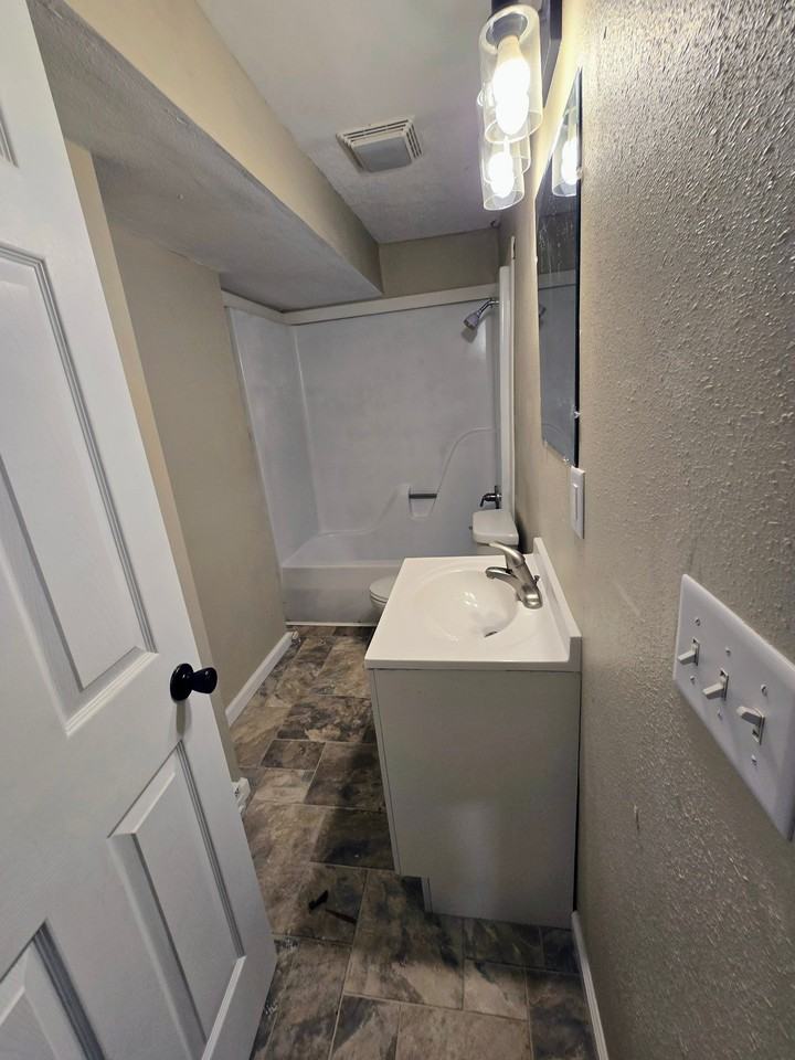 103 S Sawyer St #B6 - Photo 2 of 4