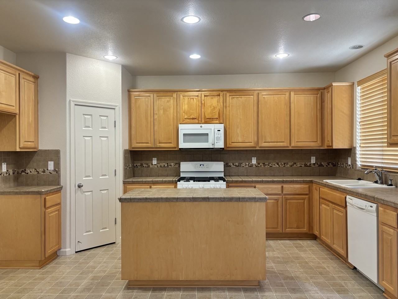 9402 Vintner Cir - Photo 4 of 21