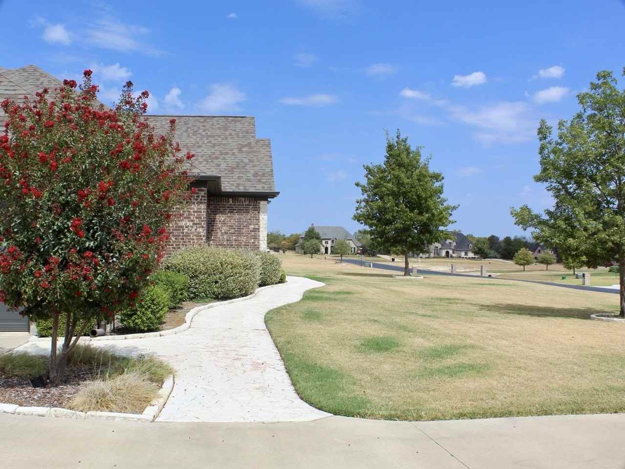 7061 Whispering Oaks - Photo 2 of 32