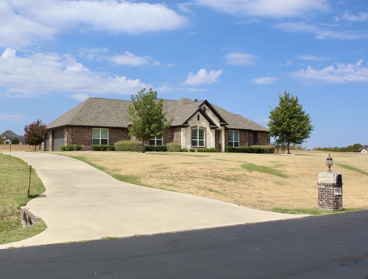 7061 Whispering Oaks - Photo 3 of 32