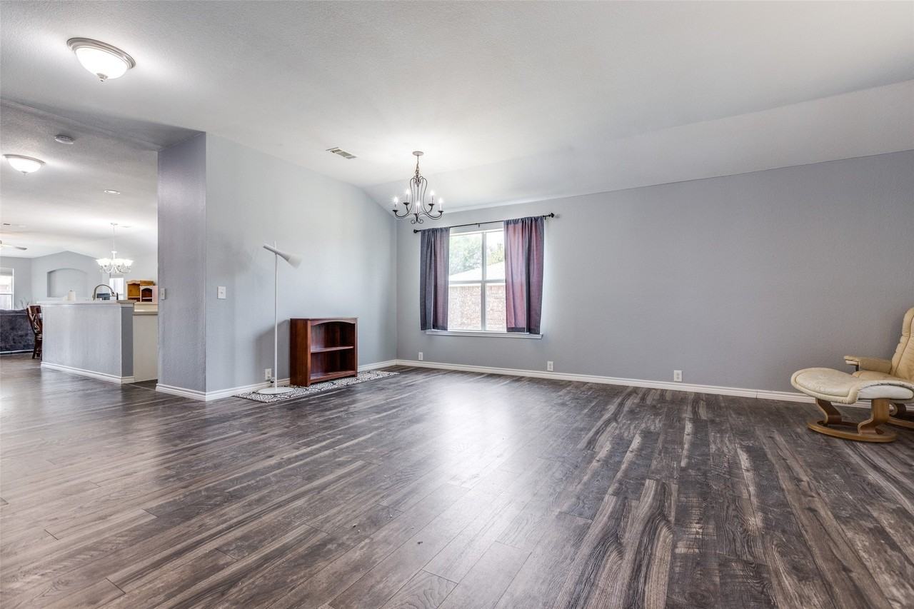 2402 Pheasant Run - Photo 4 of 24