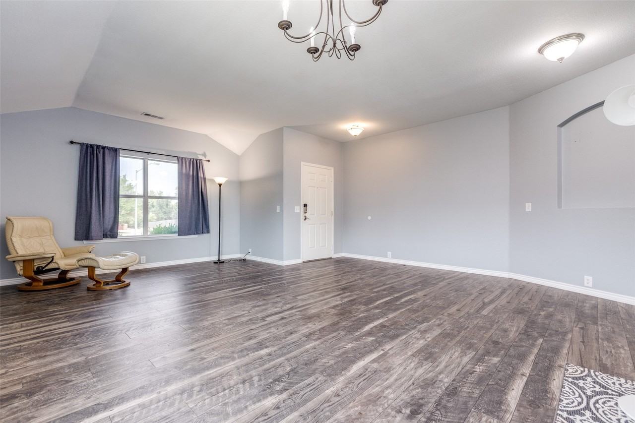 2402 Pheasant Run - Photo 5 of 24