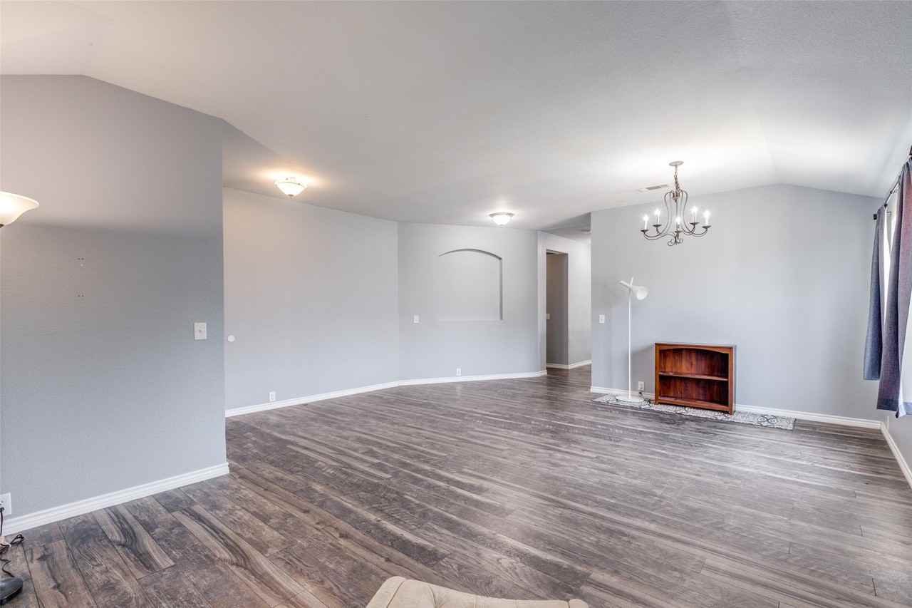 2402 Pheasant Run - Photo 6 of 24