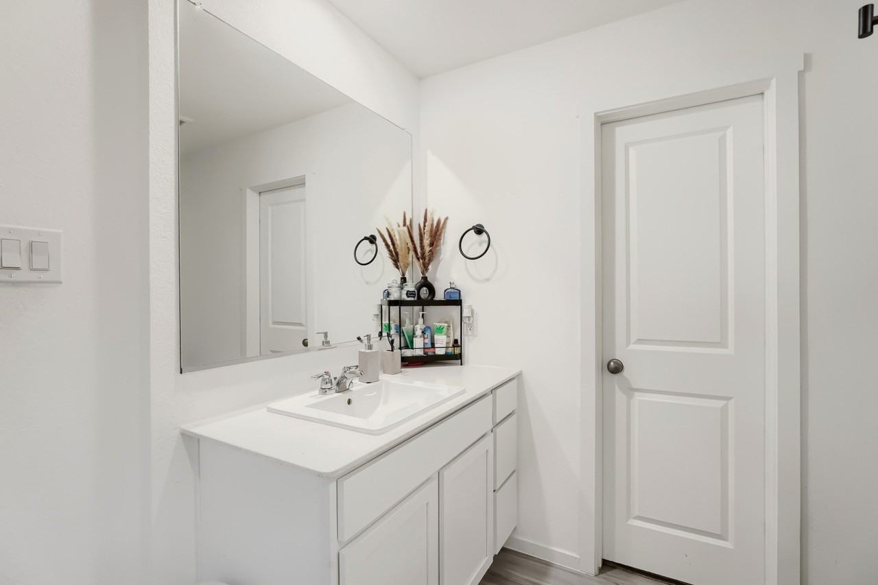 1619 Grassy Pond Rd - Photo 4 of 28
