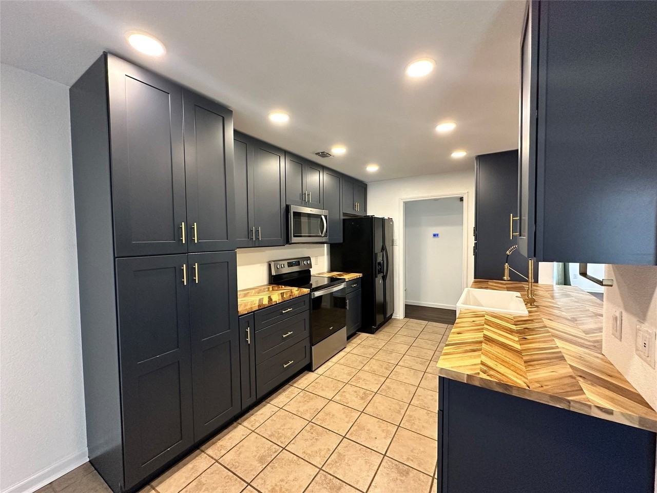 4636 Ringold Dr - Photo 4 of 17