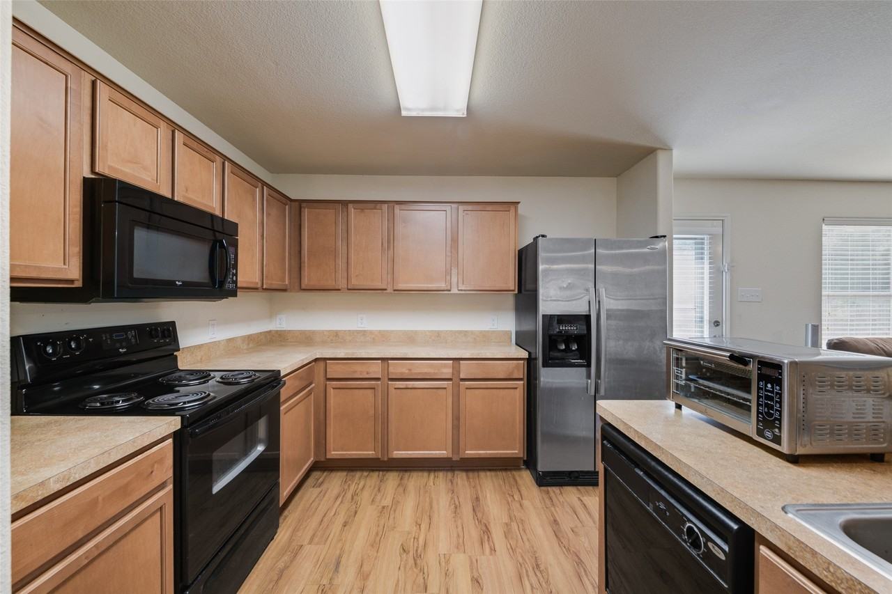 7408 Lazy Spur Blvd - Photo 5 of 16