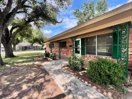 featured image of 606 N Overlook Dr